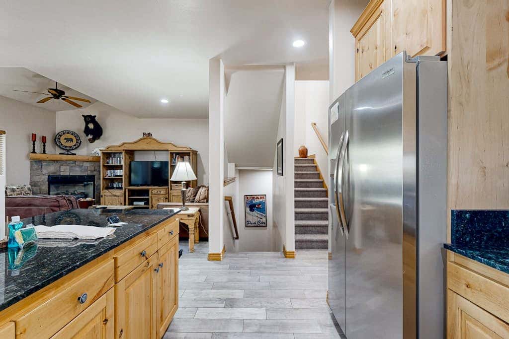 Spacious Townhouse with Private Hot Tub & Shared Pool -- Near Ski Resort