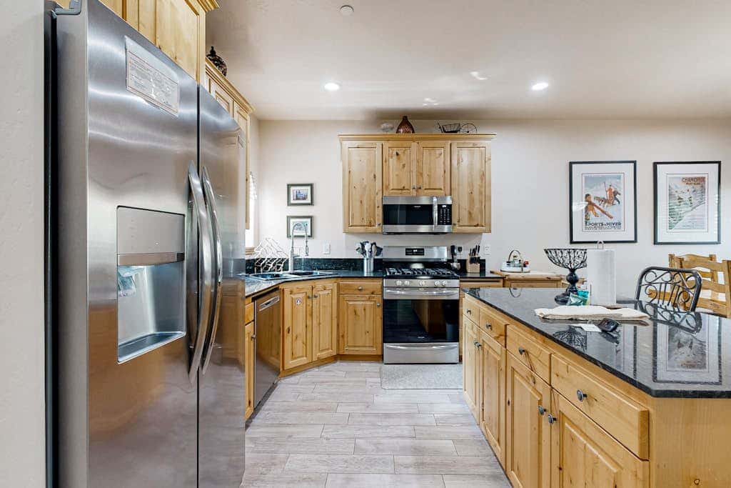 Spacious Townhouse with Private Hot Tub & Shared Pool -- Near Ski Resort