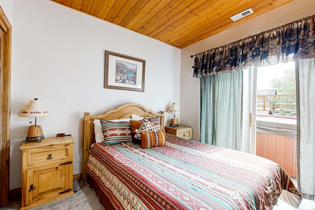 Spacious Townhouse with Private Hot Tub & Shared Pool -- Near Ski Resort