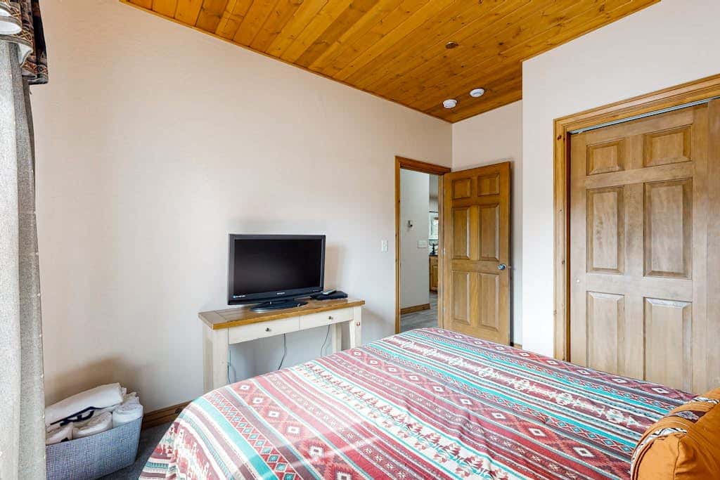 Spacious Townhouse with Private Hot Tub & Shared Pool -- Near Ski Resort