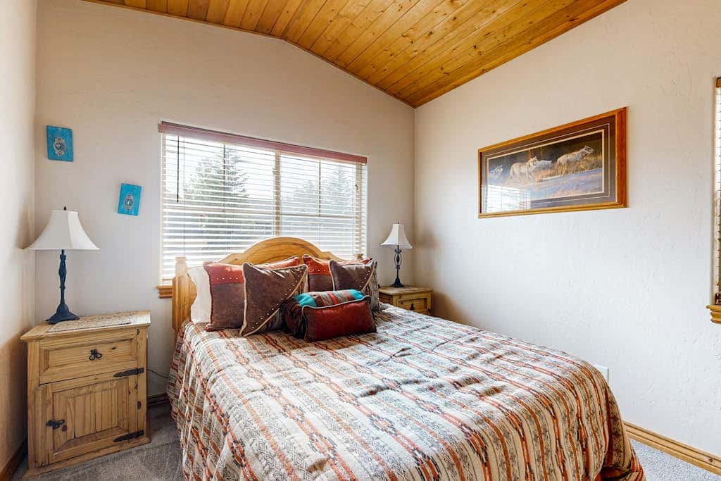 Spacious Townhouse with Private Hot Tub & Shared Pool -- Near Ski Resort