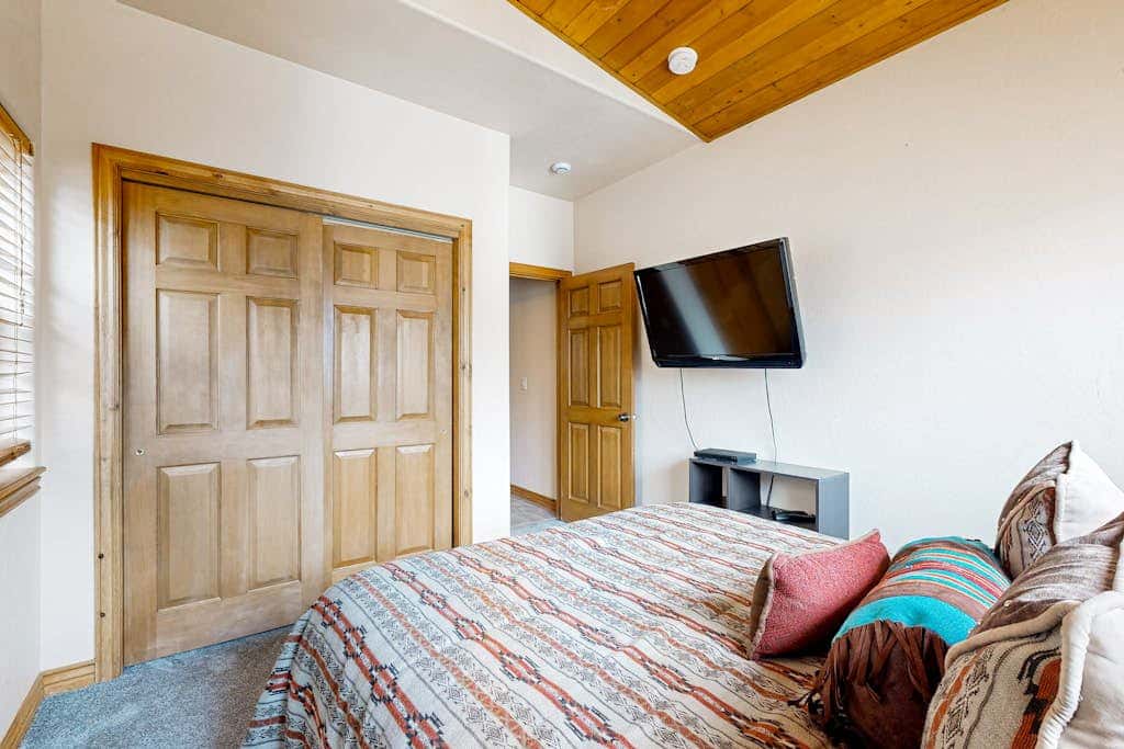 Spacious Townhouse with Private Hot Tub & Shared Pool -- Near Ski Resort