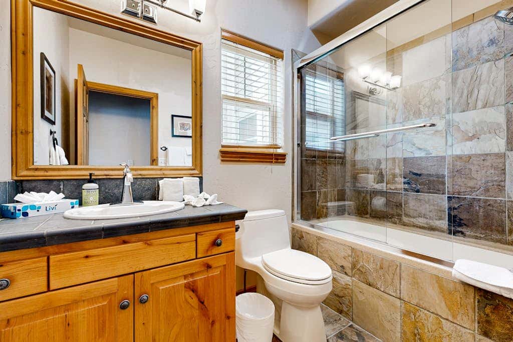 Spacious Townhouse with Private Hot Tub & Shared Pool -- Near Ski Resort
