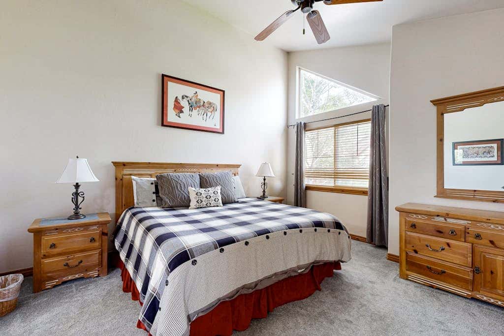 Spacious Townhouse with Private Hot Tub & Shared Pool -- Near Ski Resort