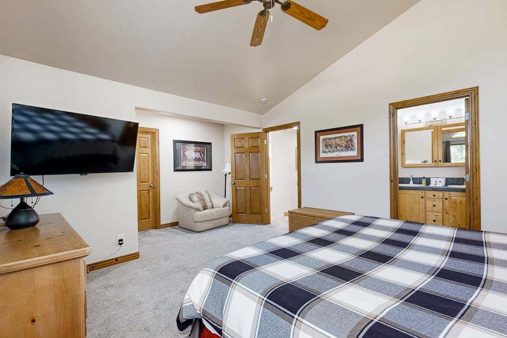 Spacious Townhouse with Private Hot Tub & Shared Pool -- Near Ski Resort