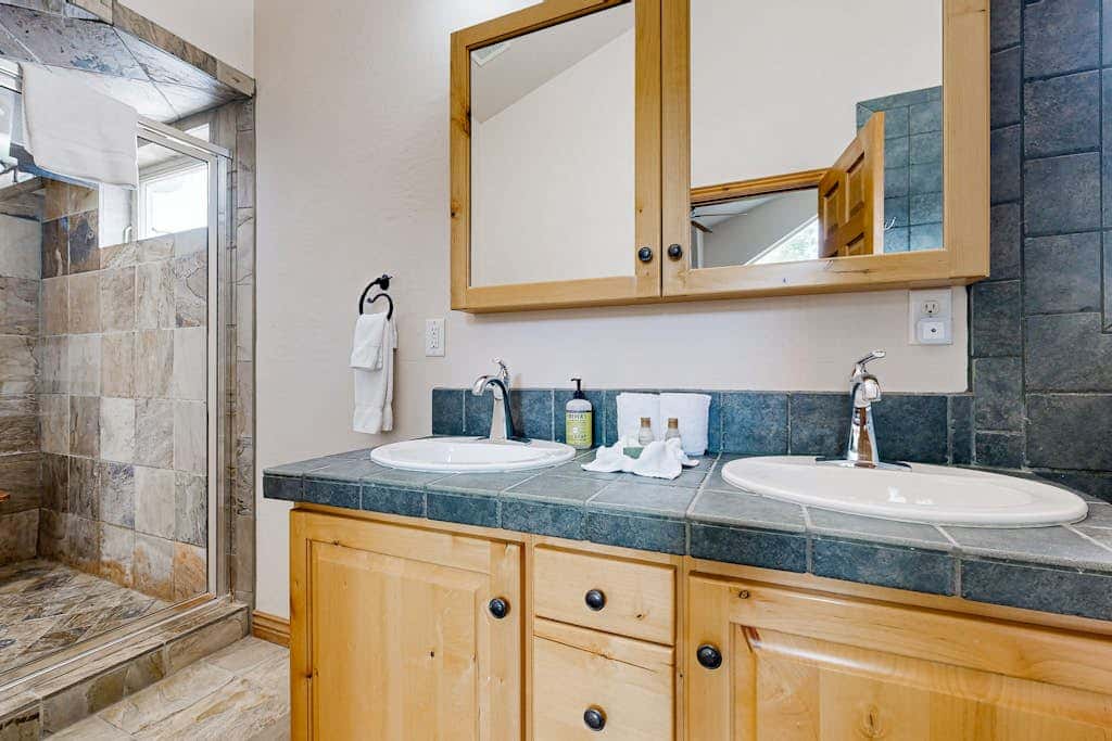 Spacious Townhouse with Private Hot Tub & Shared Pool -- Near Ski Resort