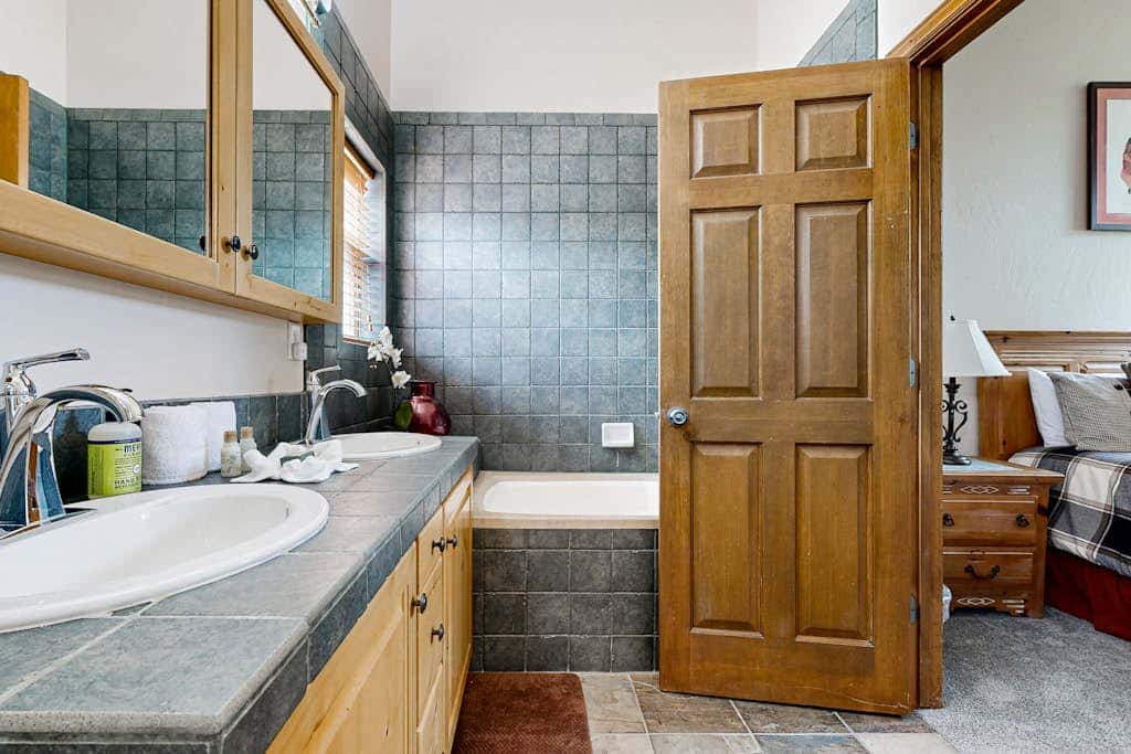 Spacious Townhouse with Private Hot Tub & Shared Pool -- Near Ski Resort
