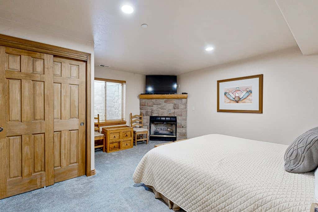 Spacious Townhouse with Private Hot Tub & Shared Pool -- Near Ski Resort