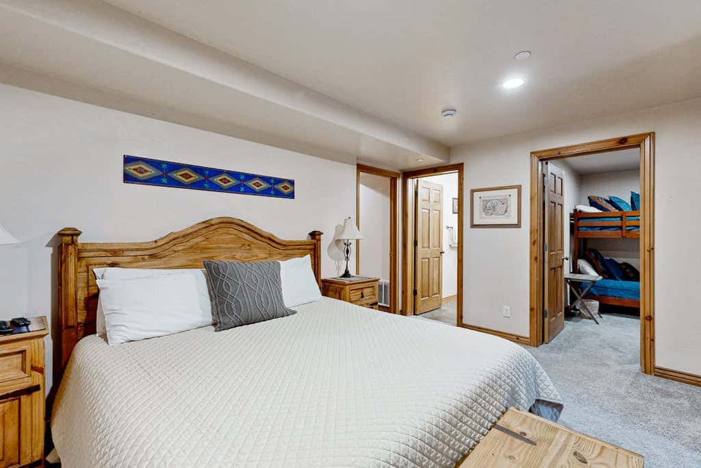 Spacious Townhouse with Private Hot Tub & Shared Pool -- Near Ski Resort