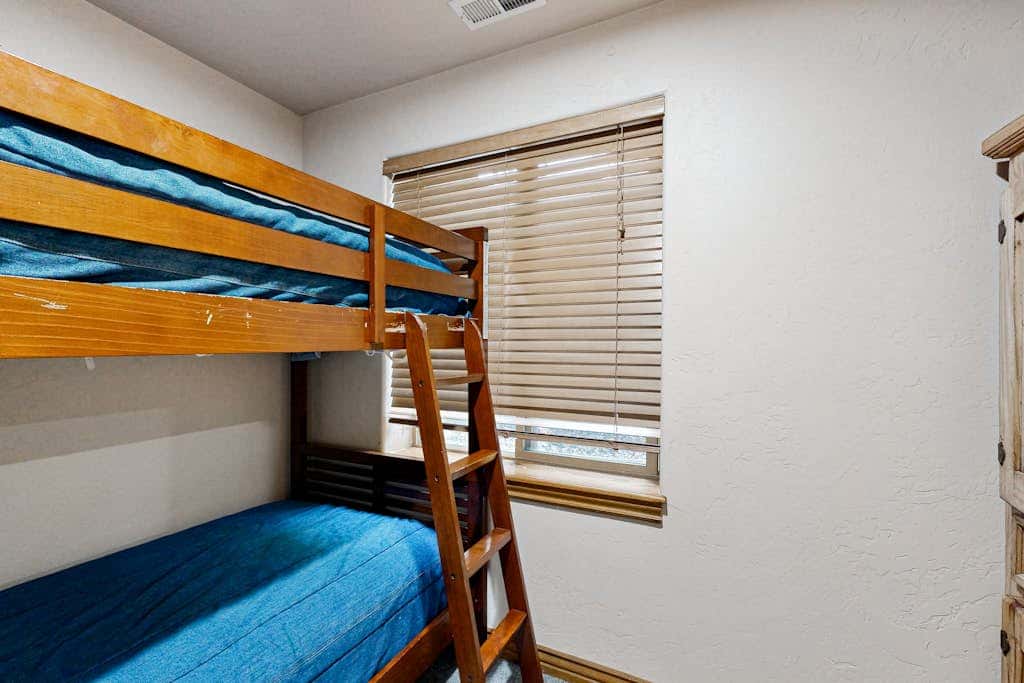 Spacious Townhouse with Private Hot Tub & Shared Pool -- Near Ski Resort