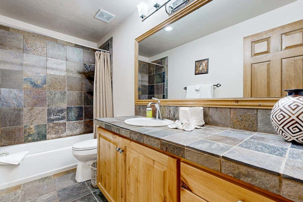 Spacious Townhouse with Private Hot Tub & Shared Pool -- Near Ski Resort