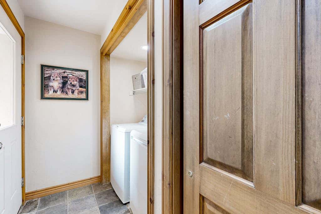Spacious Townhouse with Private Hot Tub & Shared Pool -- Near Ski Resort