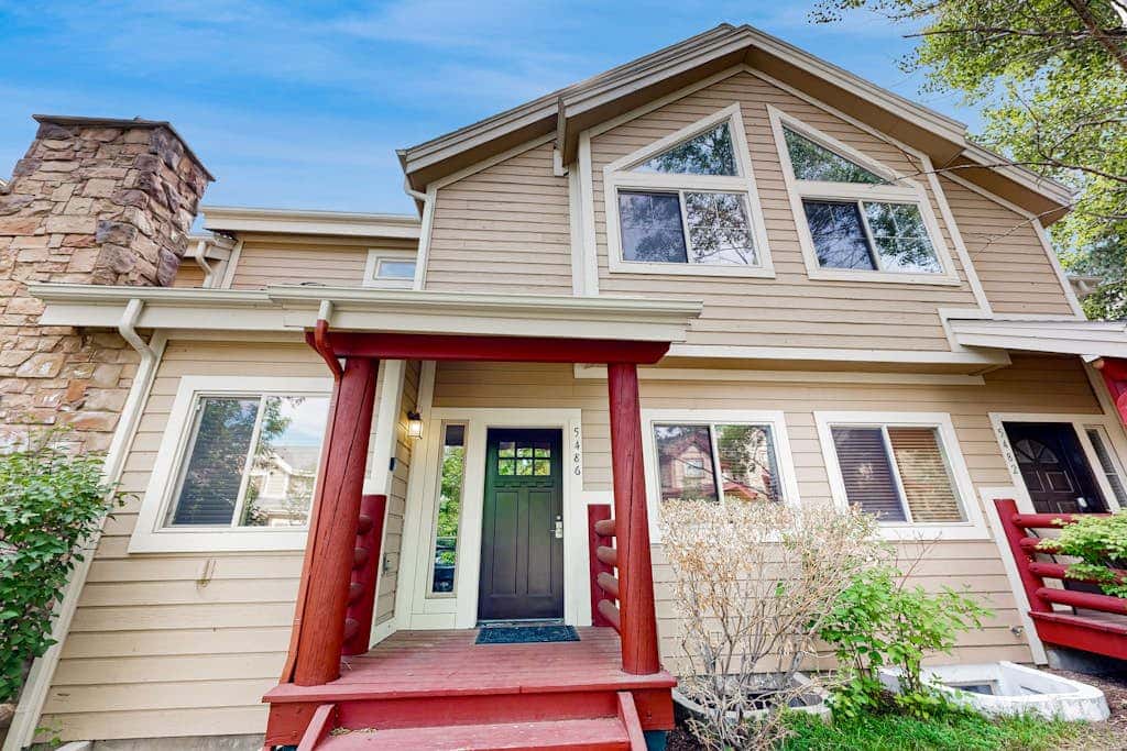 Spacious Townhouse with Private Hot Tub & Shared Pool -- Near Ski Resort