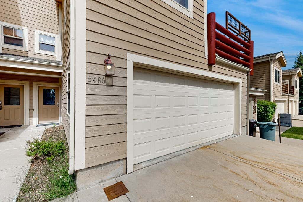 Spacious Townhouse with Private Hot Tub & Shared Pool -- Near Ski Resort