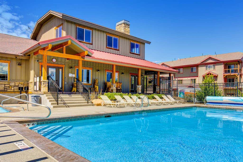 Spacious Townhouse with Private Hot Tub & Shared Pool -- Near Ski Resort