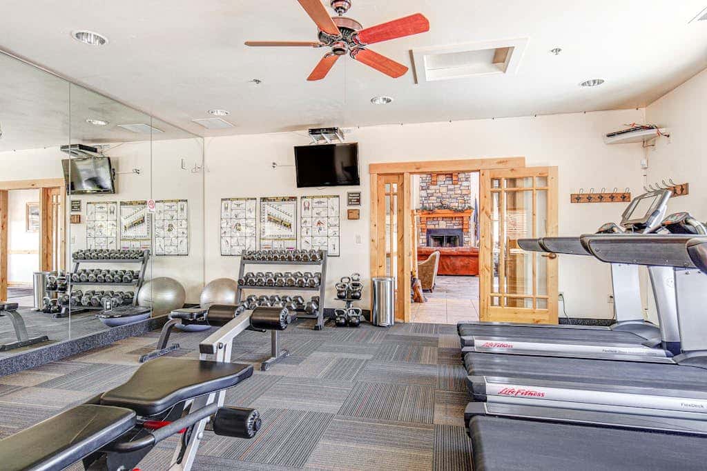 Spacious Townhouse with Private Hot Tub & Shared Pool -- Near Ski Resort