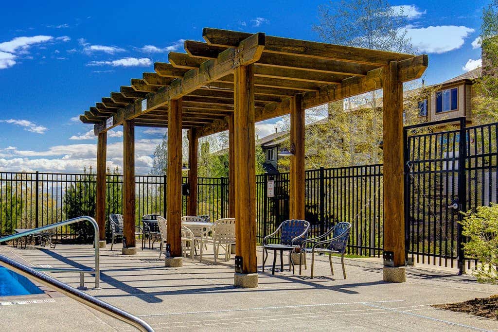 Spacious Townhouse with Private Hot Tub & Shared Pool -- Near Ski Resort