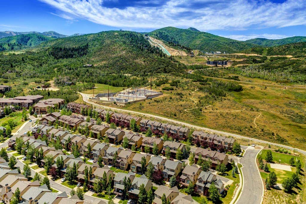 Spacious Townhouse with Private Hot Tub & Shared Pool -- Near Ski Resort