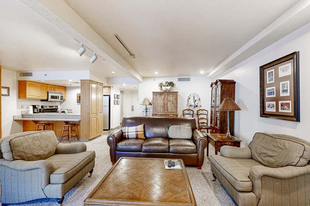 Spacious ski-in - ski-out Resort with Pool - On Bus Line