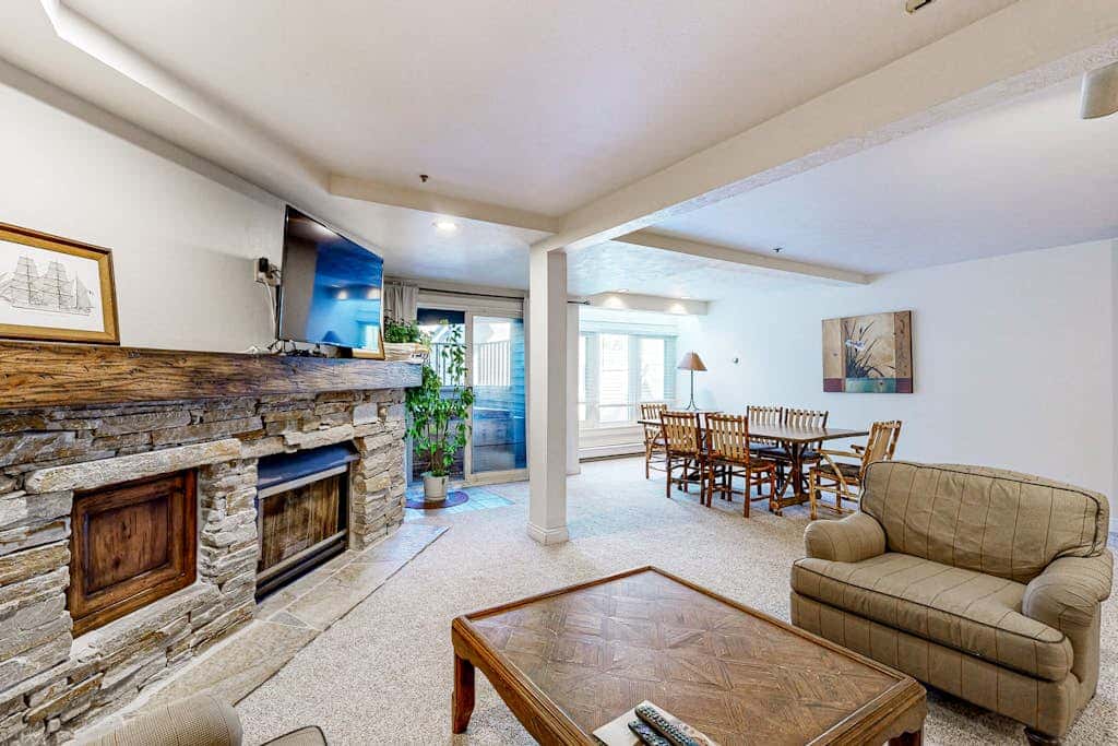 Spacious ski-in - ski-out Resort with Pool - On Bus Line