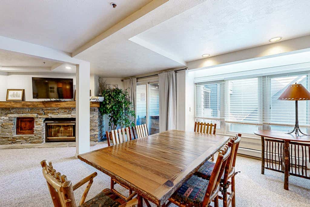 Spacious ski-in - ski-out Resort with Pool - On Bus Line