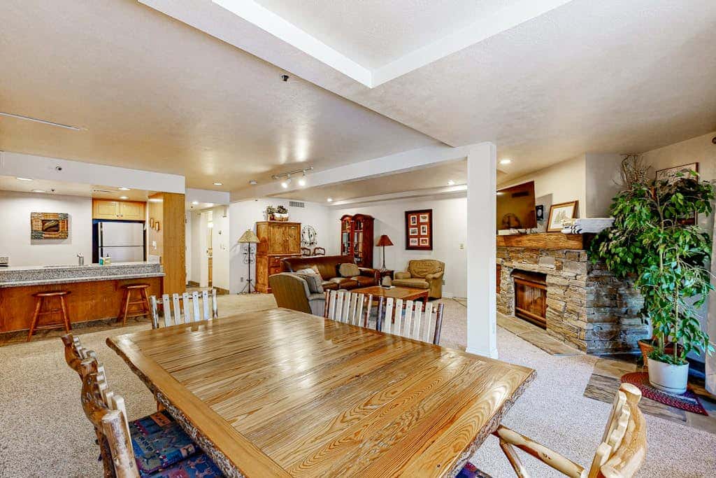 Spacious ski-in - ski-out Resort with Pool - On Bus Line