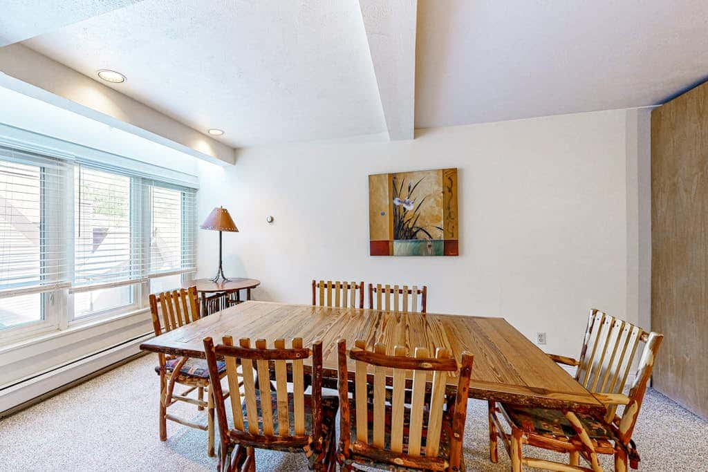 Spacious ski-in - ski-out Resort with Pool - On Bus Line