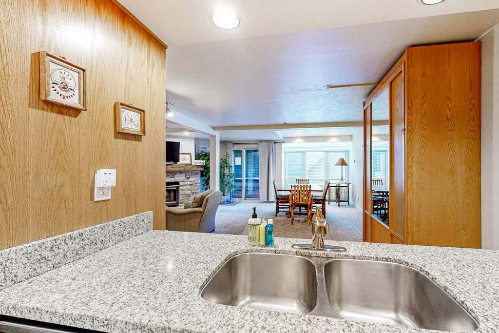 Spacious ski-in - ski-out Resort with Pool - On Bus Line
