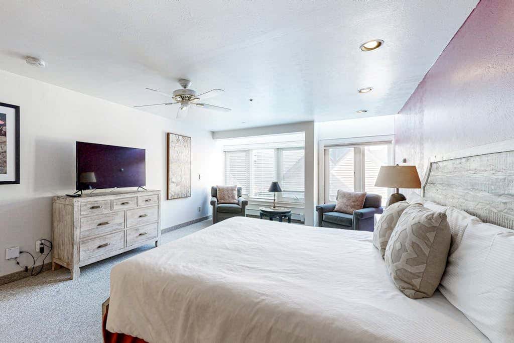 Spacious ski-in - ski-out Resort with Pool - On Bus Line