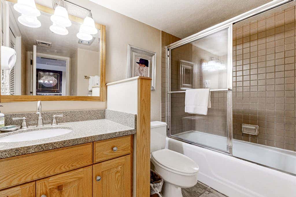Spacious ski-in - ski-out Resort with Pool - On Bus Line