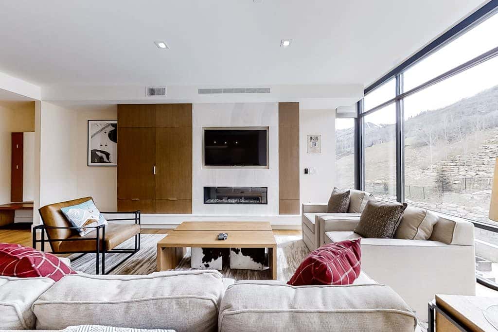 All-Suite Ski-In, Ski-Out Penthouse - Pool, Hot Tub & Mountain-View Balcony