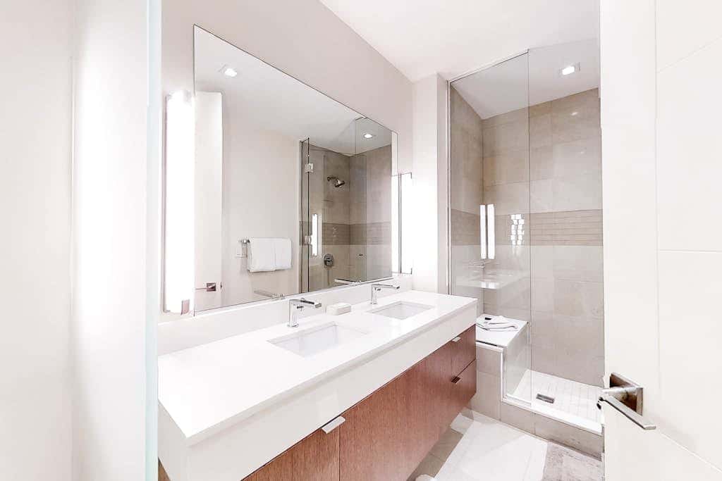 All-Suite Ski-In, Ski-Out Penthouse - Pool, Hot Tub & Mountain-View Balcony