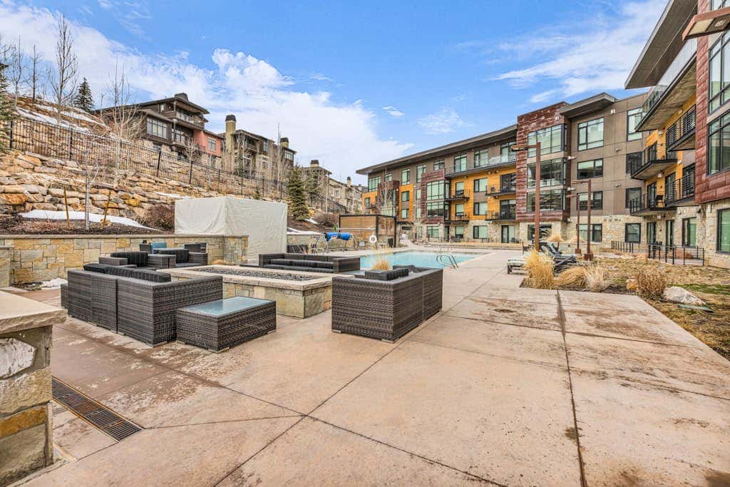 All-Suite Ski-In, Ski-Out Penthouse - Pool, Hot Tub & Mountain-View Balcony