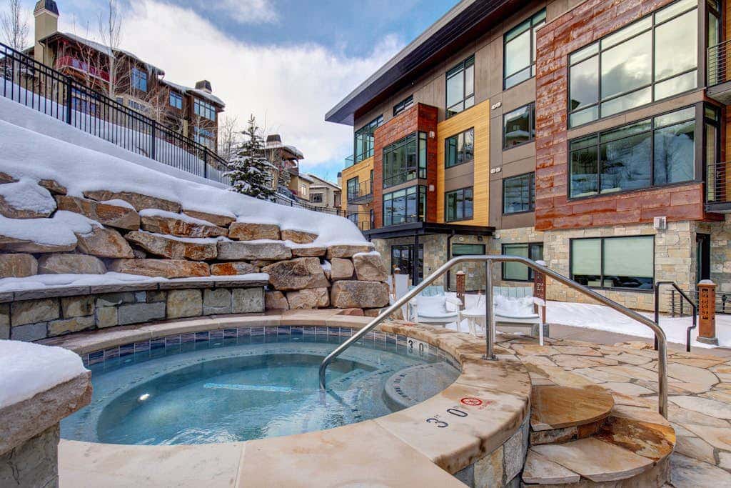 All-Suite Ski-In, Ski-Out Penthouse - Pool, Hot Tub & Mountain-View Balcony
