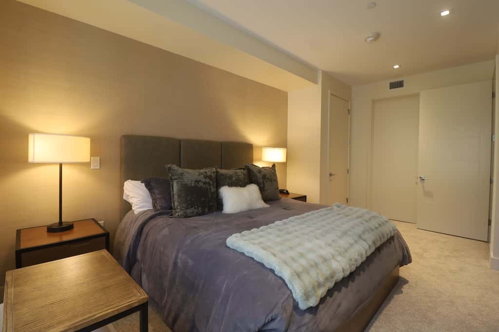 All-Suite Ski-In, Ski-Out Penthouse - Pool, Hot Tub & Mountain-View Balcony