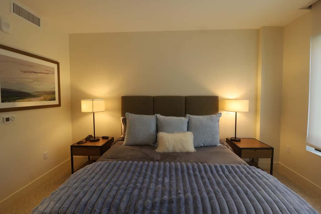 All-Suite Ski-In, Ski-Out Penthouse - Pool, Hot Tub & Mountain-View Balcony
