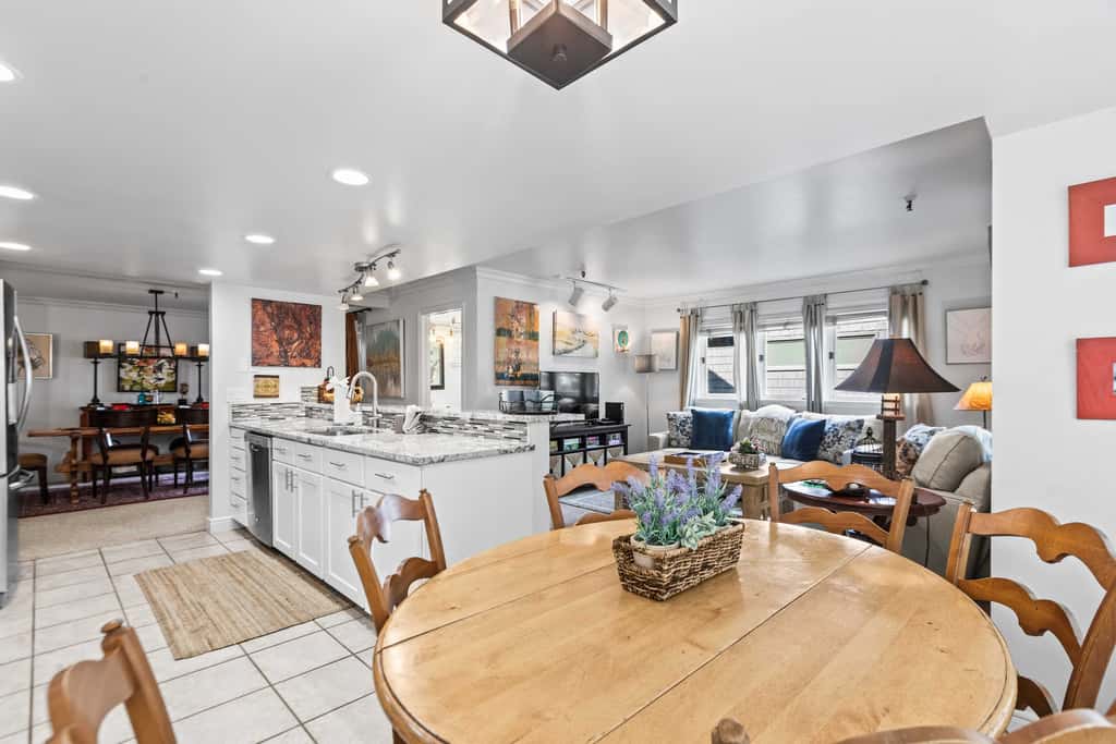 Stylish condo in prime location just steps from Main Street & Town Lift Plaza