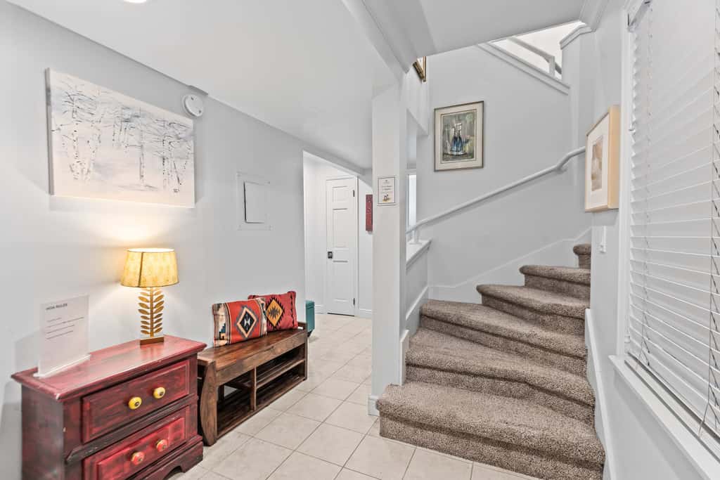 Stylish condo in prime location just steps from Main Street & Town Lift Plaza