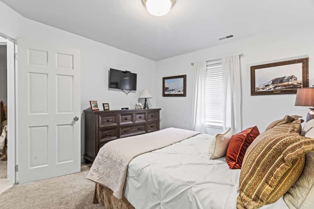Stylish condo in prime location just steps from Main Street & Town Lift Plaza