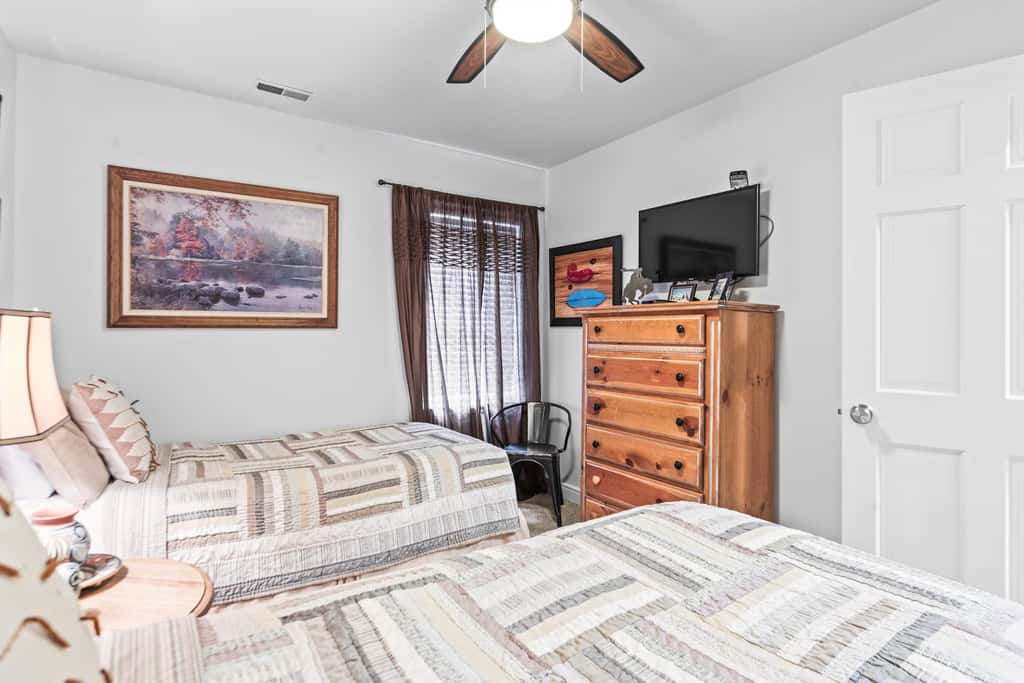Stylish condo in prime location just steps from Main Street & Town Lift Plaza