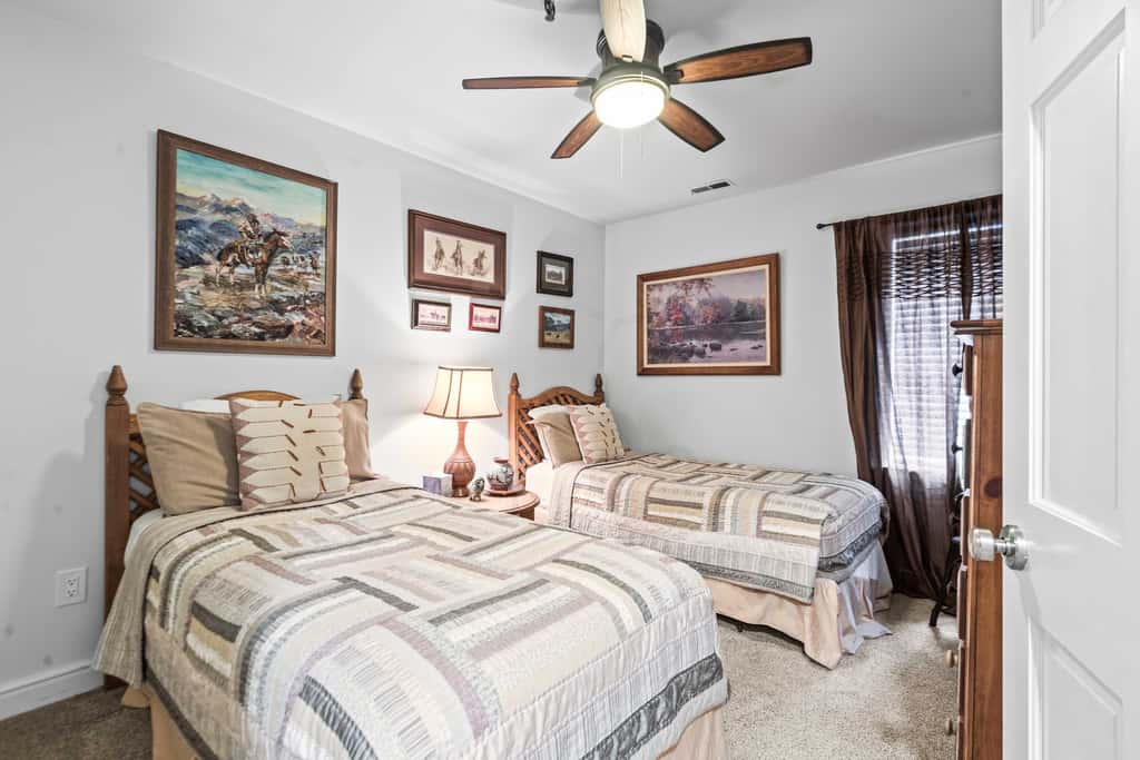 Stylish condo in prime location just steps from Main Street & Town Lift Plaza