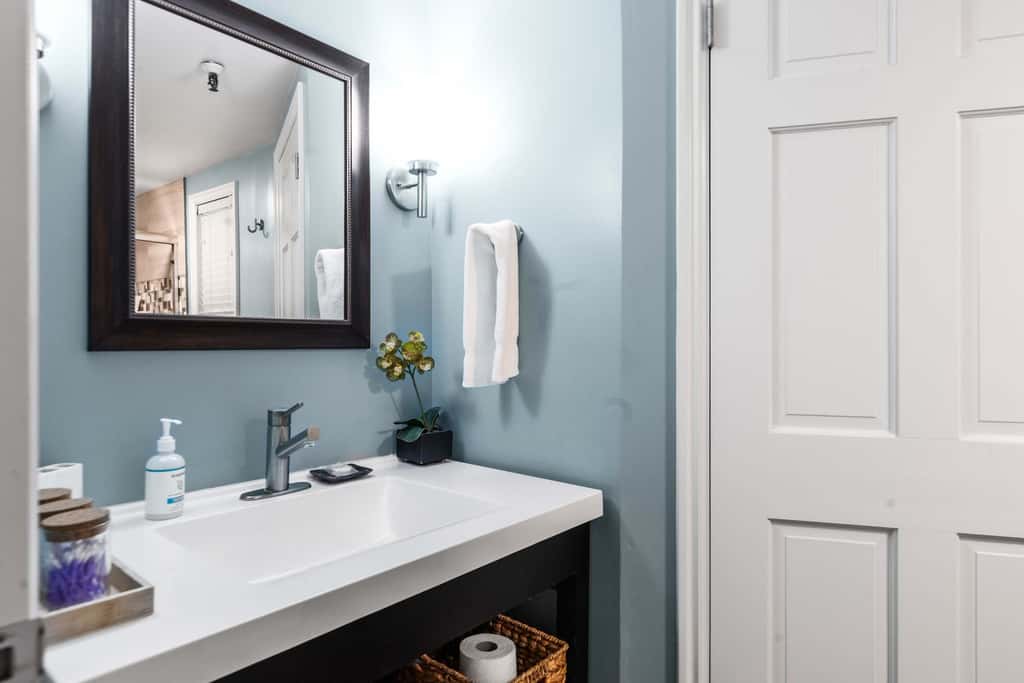 Stylish condo in prime location just steps from Main Street & Town Lift Plaza