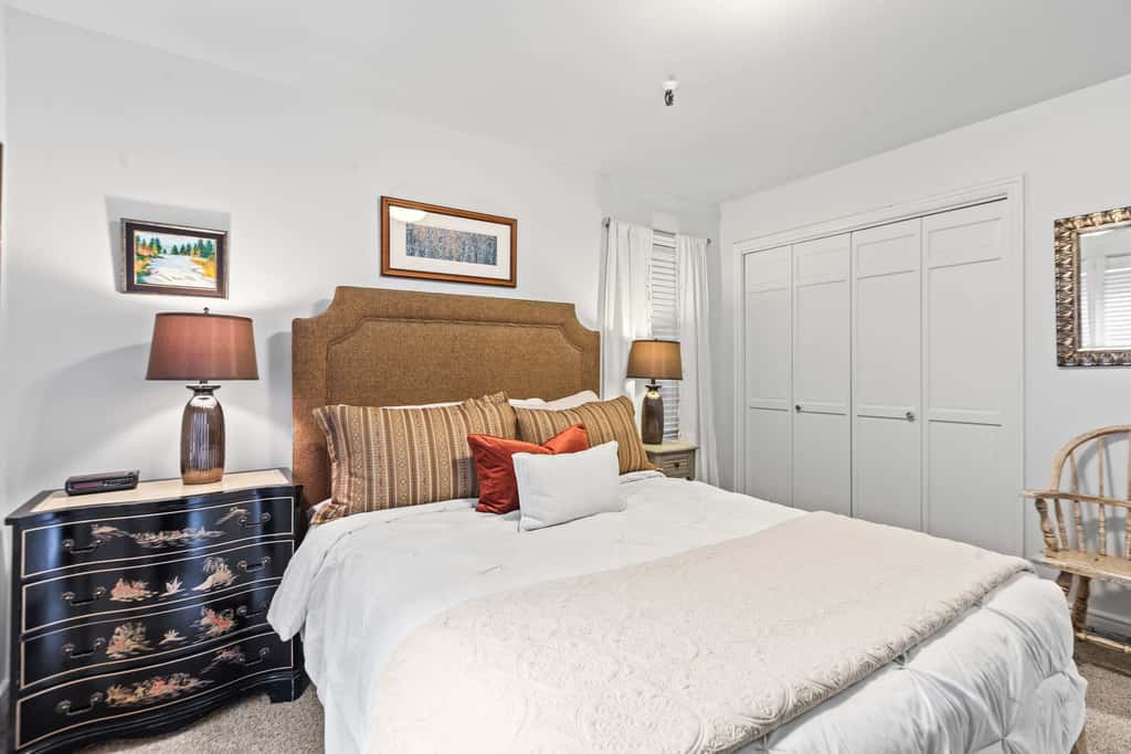 Stylish condo in prime location just steps from Main Street & Town Lift Plaza
