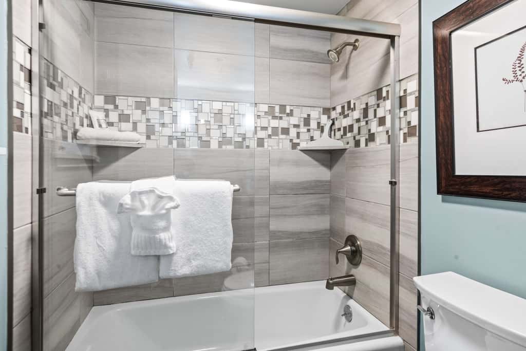 Stylish condo in prime location just steps from Main Street & Town Lift Plaza