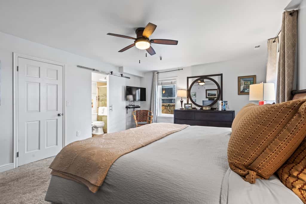 Stylish condo in prime location just steps from Main Street & Town Lift Plaza