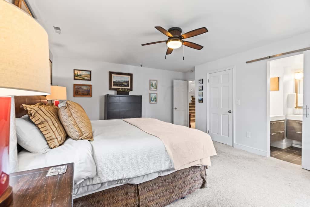 Stylish condo in prime location just steps from Main Street & Town Lift Plaza