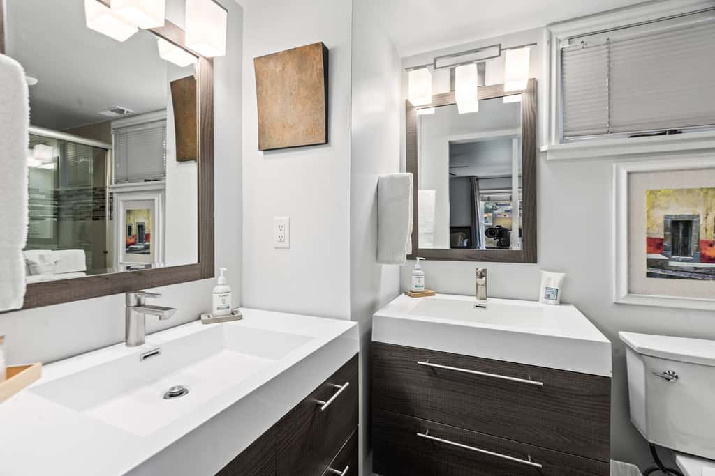Stylish condo in prime location just steps from Main Street & Town Lift Plaza