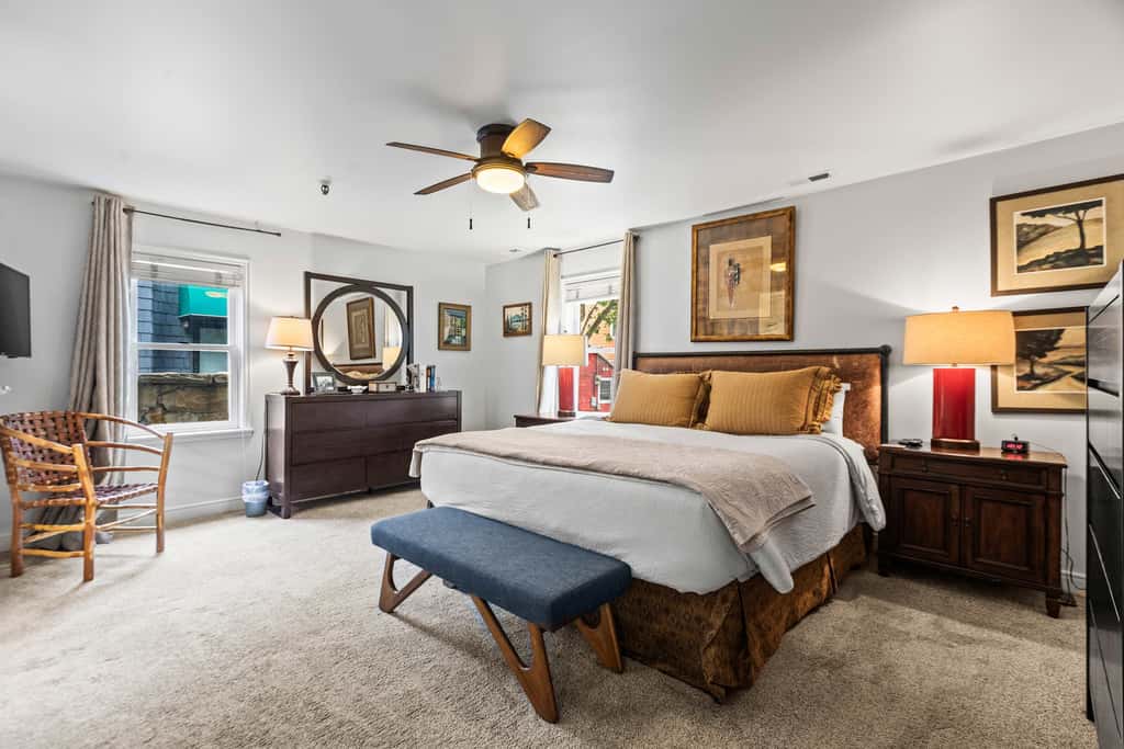 Stylish condo in prime location just steps from Main Street & Town Lift Plaza