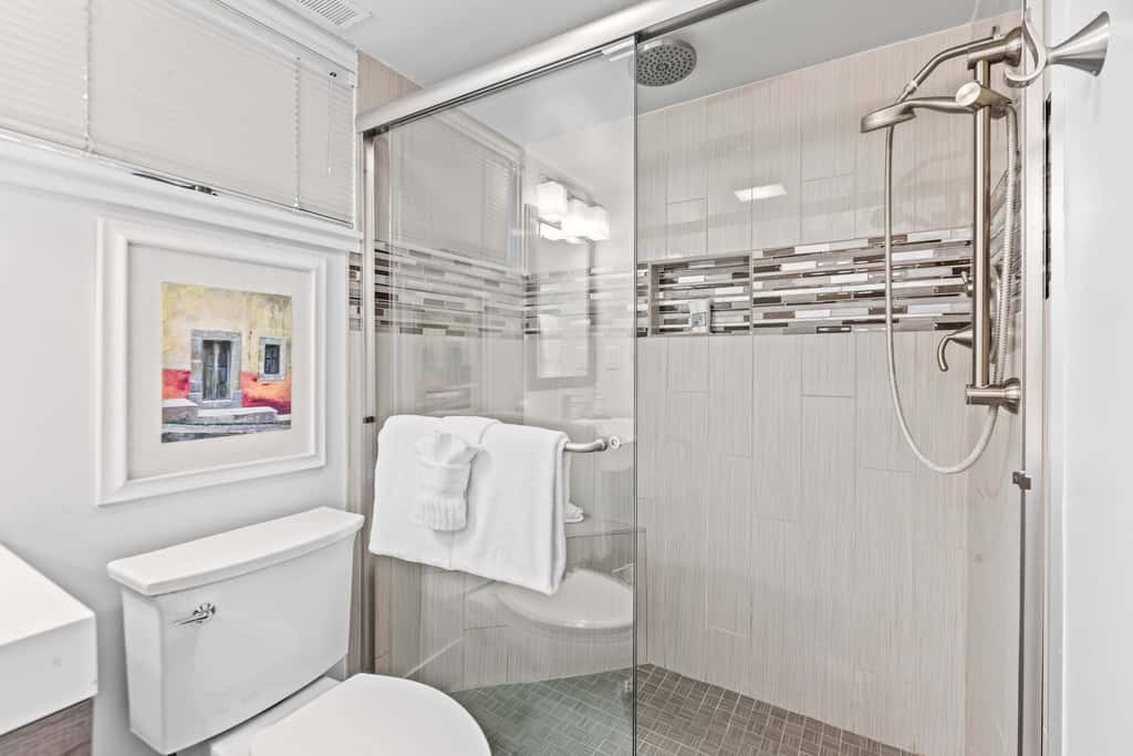 Stylish condo in prime location just steps from Main Street & Town Lift Plaza