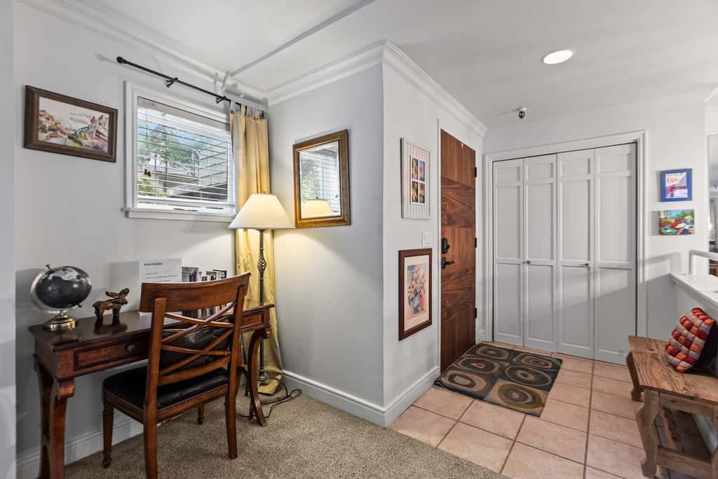 Stylish condo in prime location just steps from Main Street & Town Lift Plaza